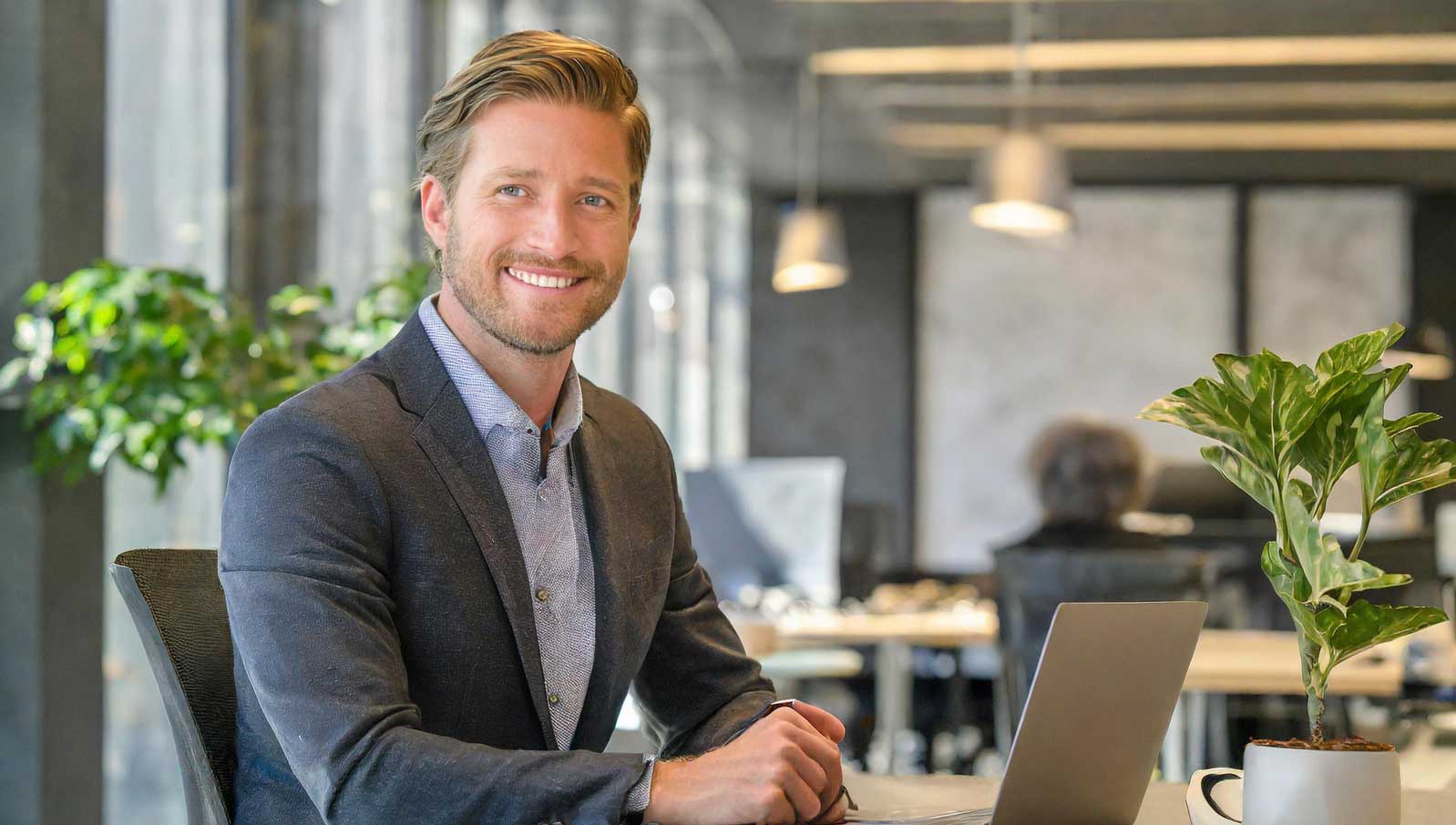 Börja med daytrading genom att utbilda dig, välj en pålitlig mäklare, starta med ett demokonto och sätt klara riskhanteringsregler.