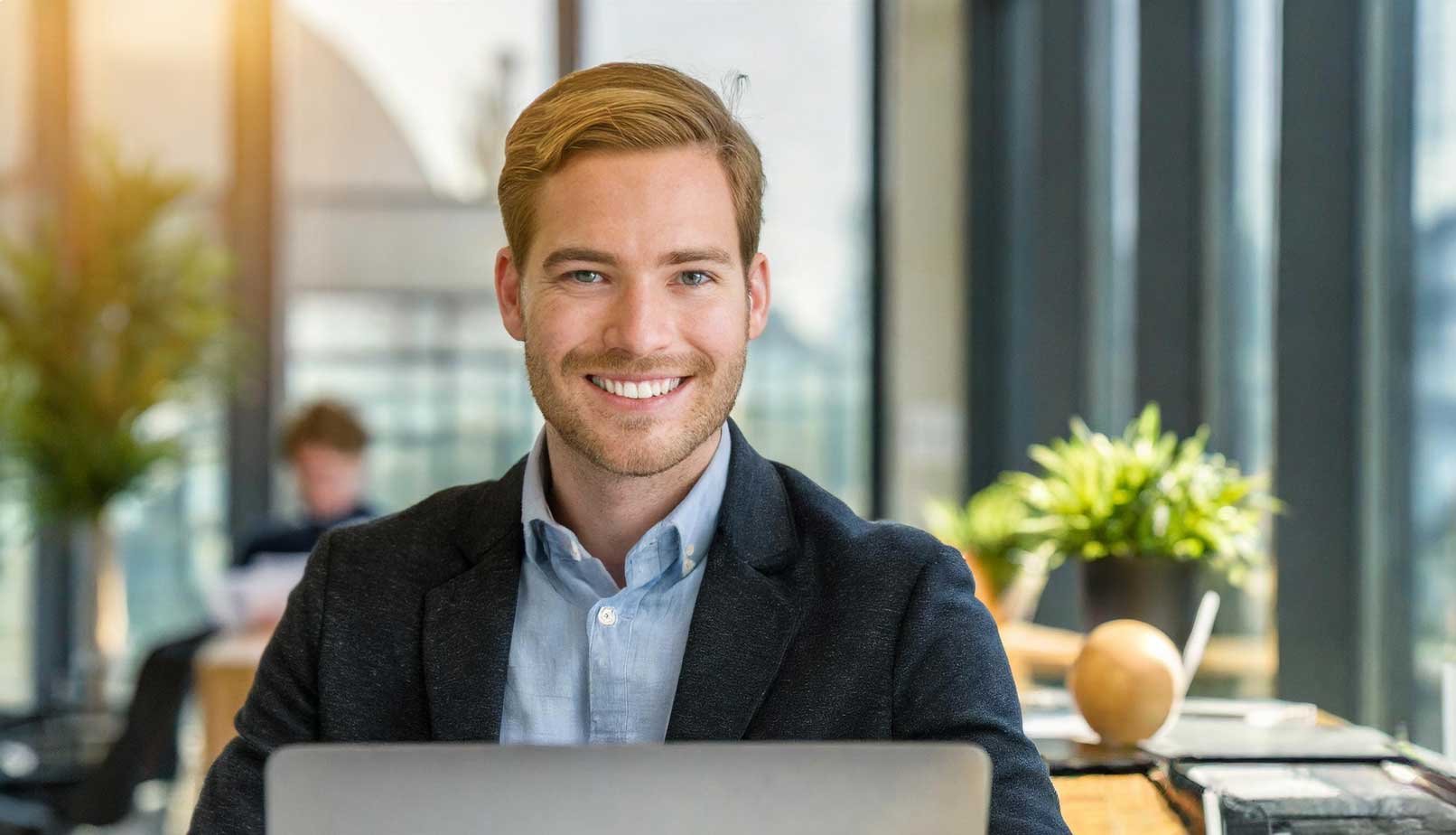 För att lyckas med artikelmarknadsföring, fokusera på värdeskapande innehåll och SEO-optimering för bättre synlighet.