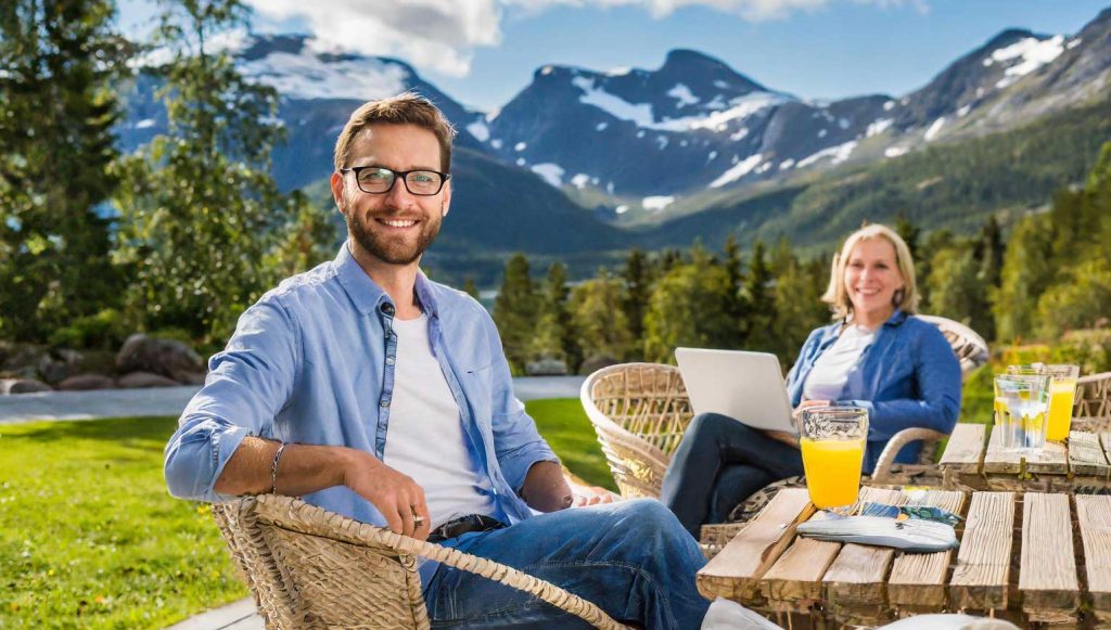 Utemöbler Jula är prisvärda och praktiska möbelalternativ för utomhusbruk, tillgängliga genom den svenska lågpriskedjan Jula som säljer produkter för hem, trädgård och fritid.