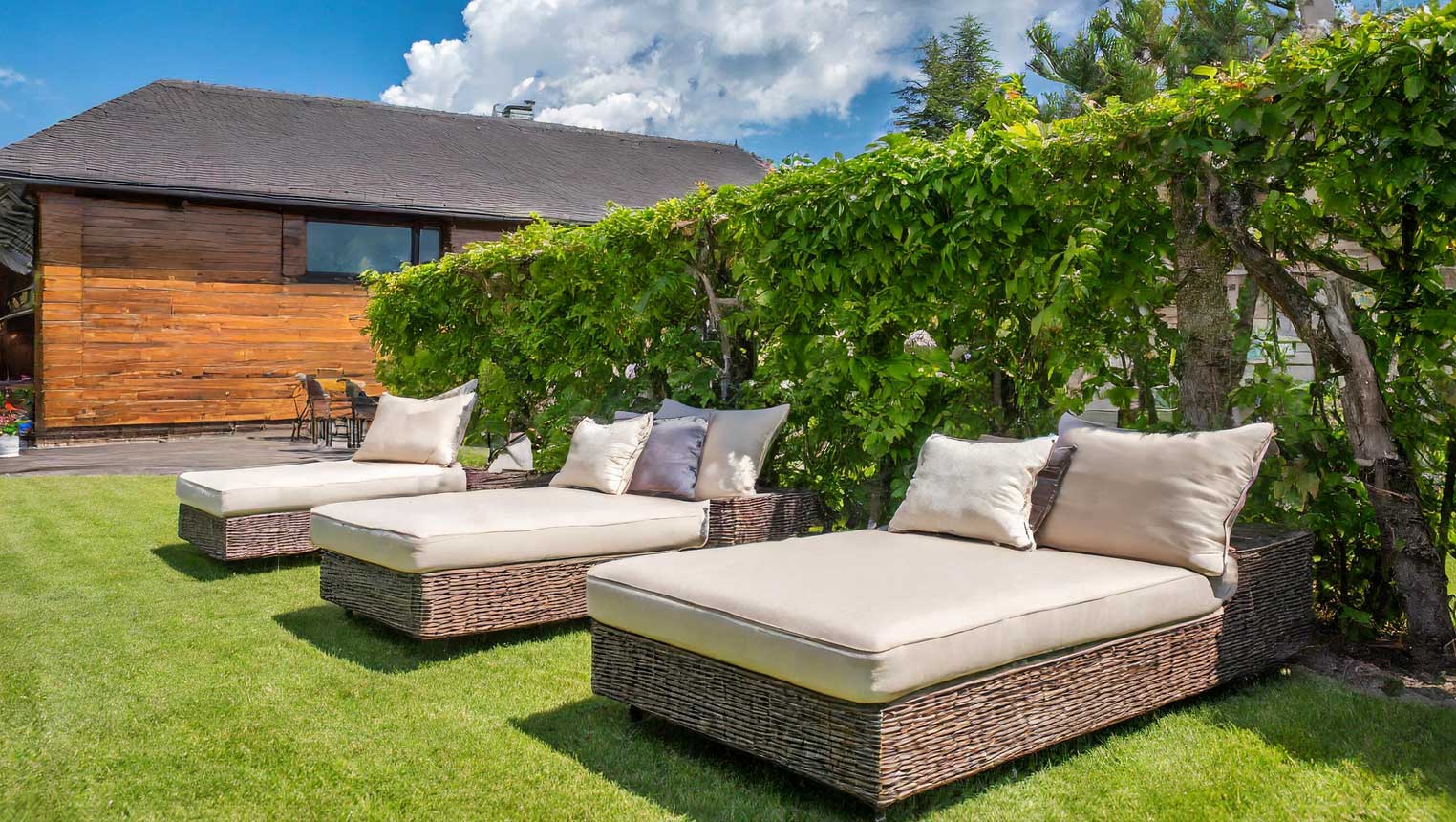 Utemöbler Mio är en produktkategori från möbelkedjan Mio som erbjuder ett brett sortiment av möbler designade för utomhusbruk, såsom trädgårdsstolar, bord och loungeset.