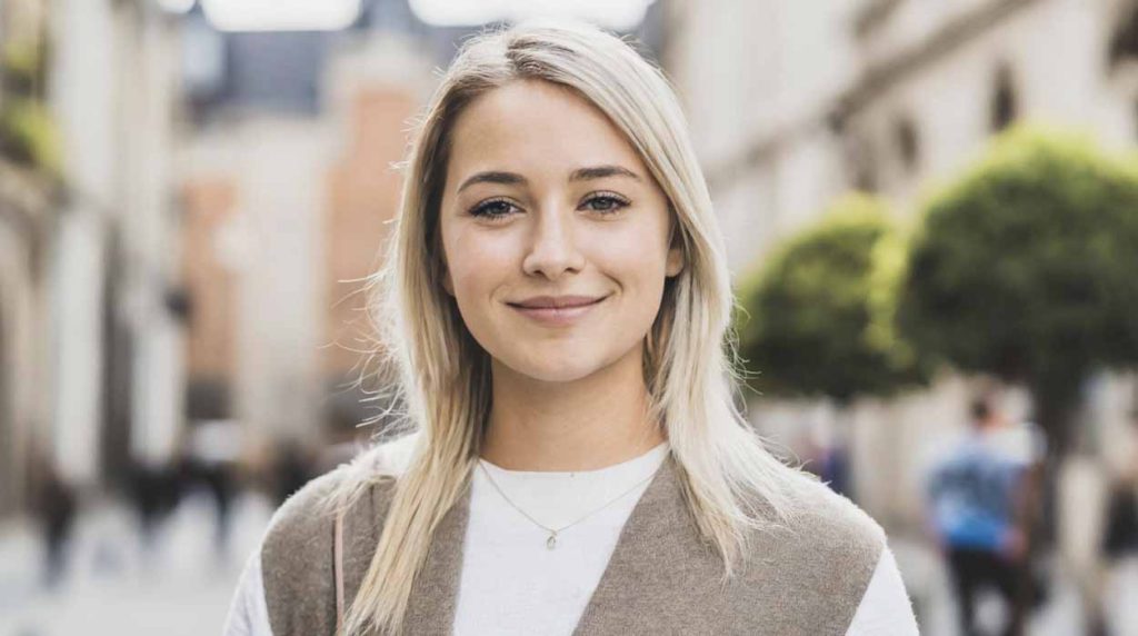 För att bli advokat i Sverige krävs juristexamen, advokatpraktik och godkänd advokatexamen.