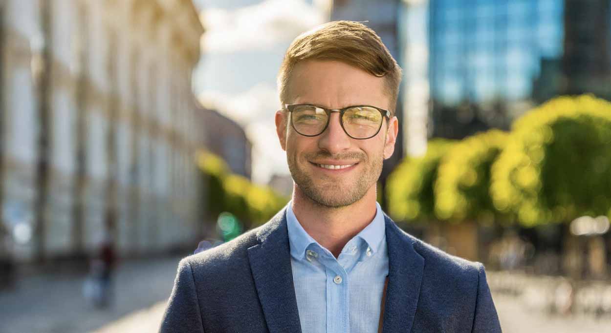 För att bli åklagare i Sverige krävs juristexamen, praktisk tjänstgöring som notarie och genomförd aspirantutbildning hos Åklagarmyndigheten.