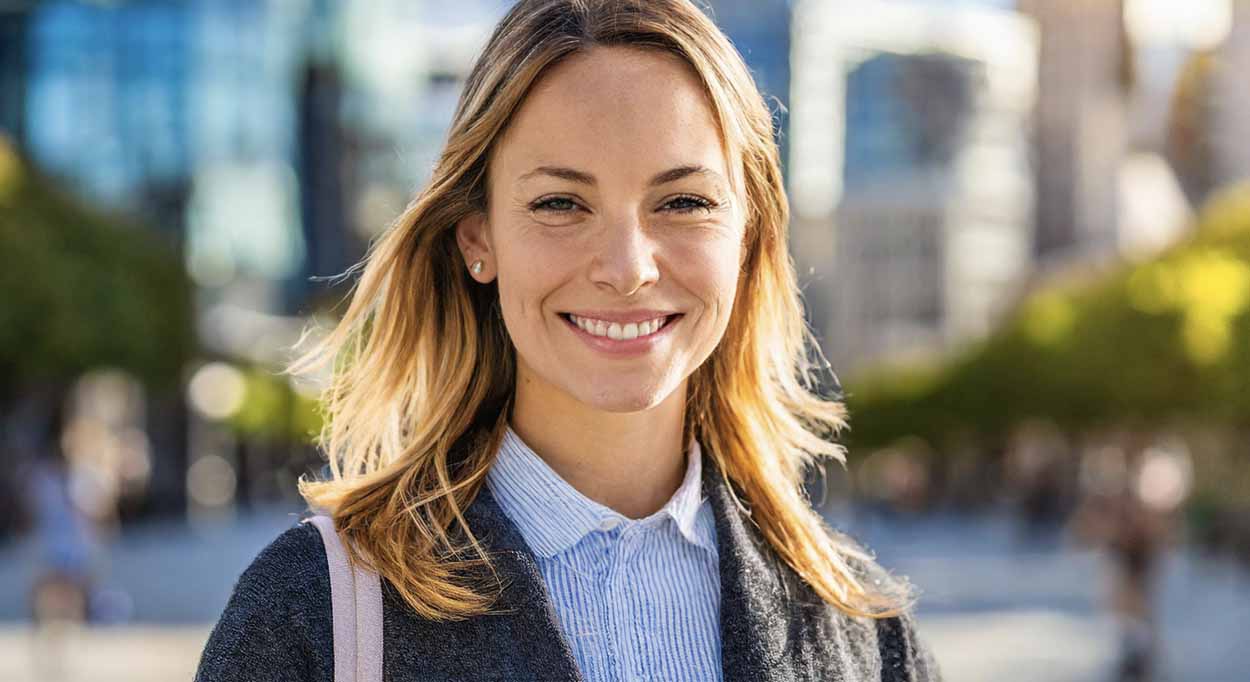 För att bli barnmorska i Sverige krävs en sjuksköterskeexamen följt av en specialistutbildning i obstetrik.