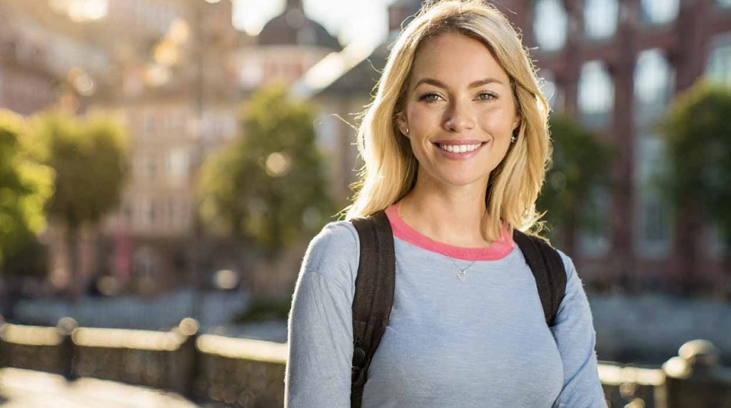 För att bli kriminaltekniker krävs ofta en relevant högskoleutbildning i forensik eller naturvetenskap samt praktisk polisutbildning.