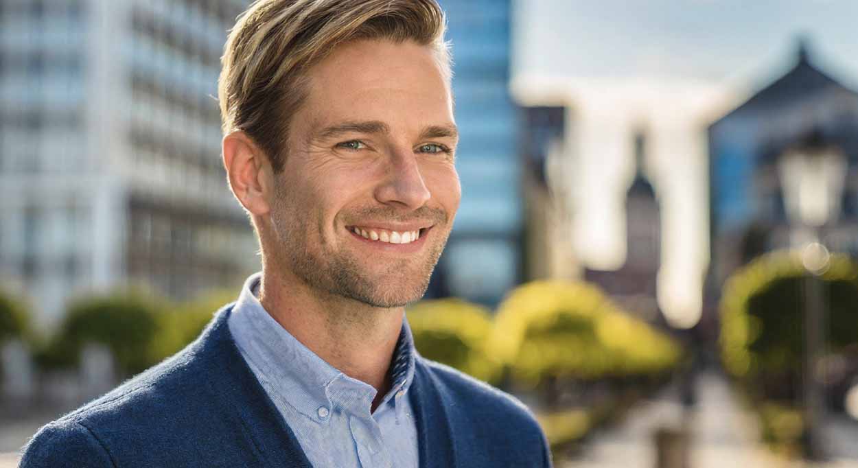 För att bli mäklare i Sverige krävs en fastighetsmäklarutbildning och godkännande från Fastighetsmäklarinspektionen.