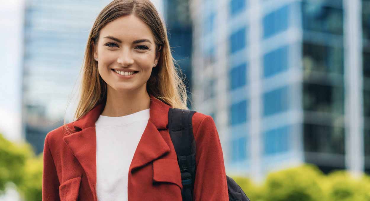 För att bli modell bör du bygga en portfolio, kontakta modellagenturer och vara beredd på hårt arbete samt konstant självutveckling.