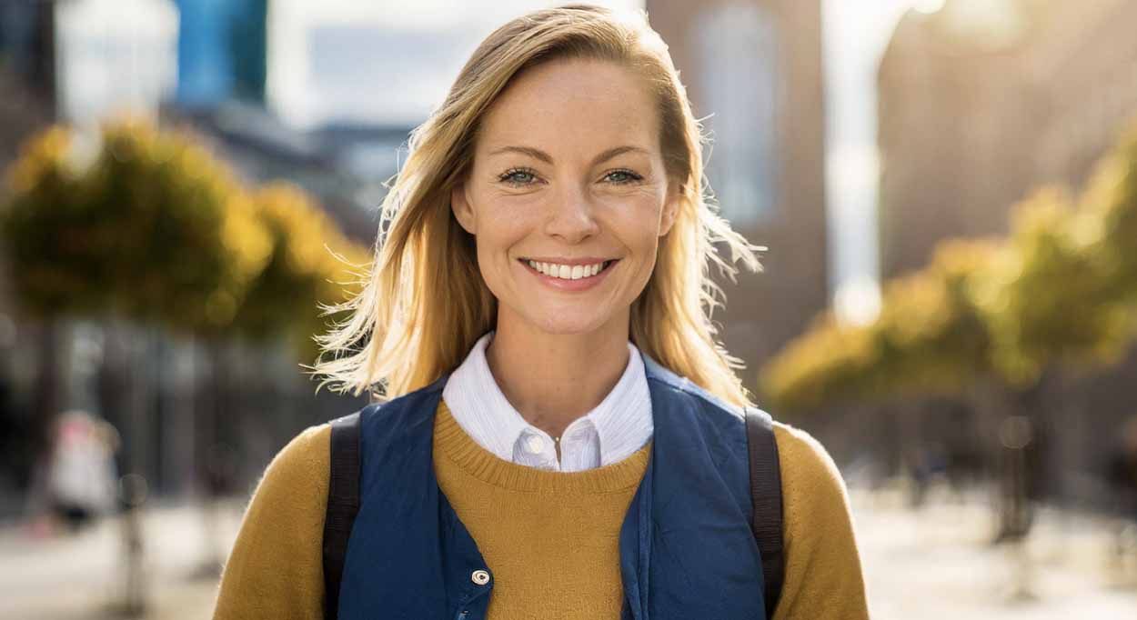 För att bli nämndeman ansöker man hos sin lokala tingsrätt eller nomineras av ett politiskt parti och måste därefter godkännas av domstolsverket.