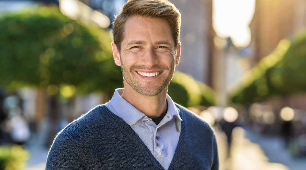 För att bli polis i Sverige krävs en polisutbildning på 2,5 år vid Polisens högskola och godkända tester i fysik och psykologi.