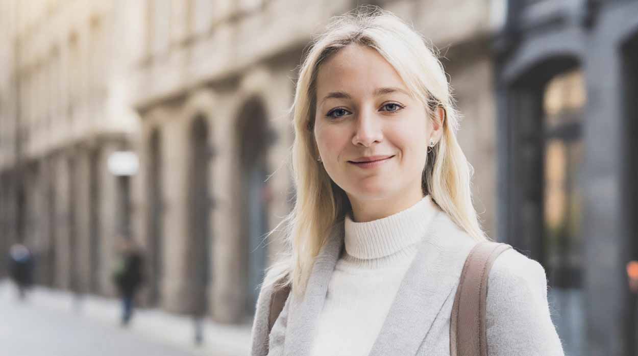 För att bli politiker bör man engagera sig i ett politiskt parti, bygga nätverk och ofta starta på lokal nivå.